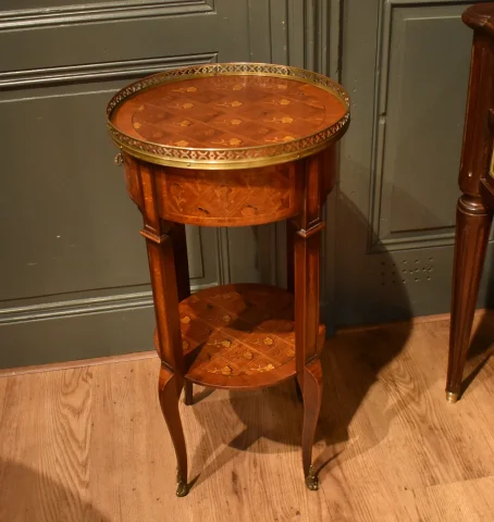 Petite table d'appoint en marqueterie — Très bon état