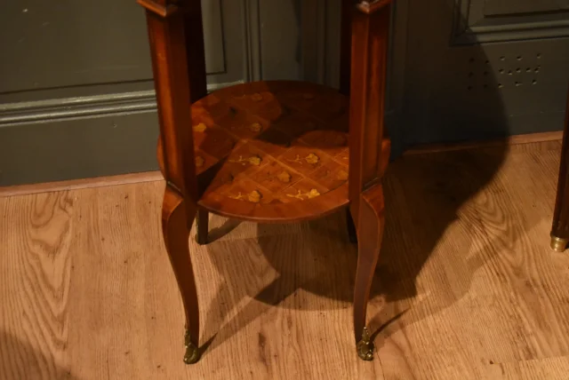 Petite table d'appoint en marqueterie — Très bon état
