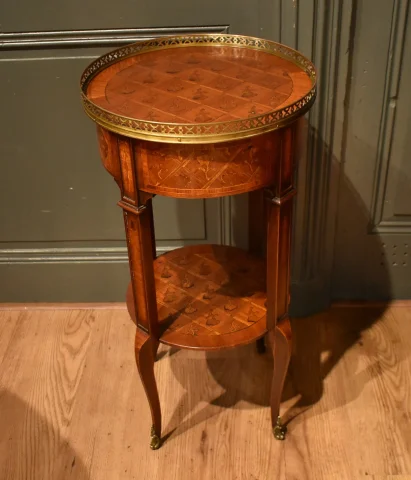 Petite table d'appoint en marqueterie — Très bon état