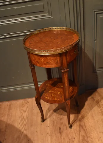Petite table d'appoint en marqueterie — Très bon état