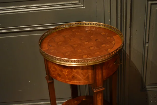 Petite table d'appoint en marqueterie — Très bon état