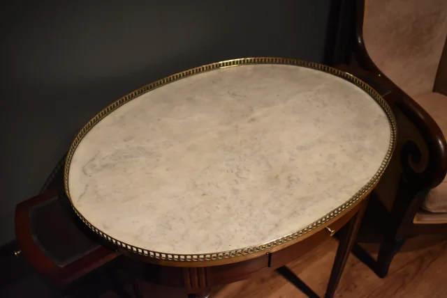 Table bouillotte ovale de style Louis XVI — Très bon état