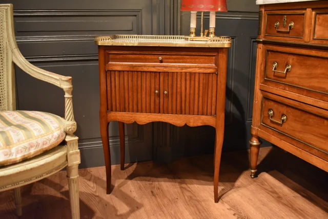 Nachttisch im Louis-XV-Stil aus Mahagoni — Sehr guter Zustand