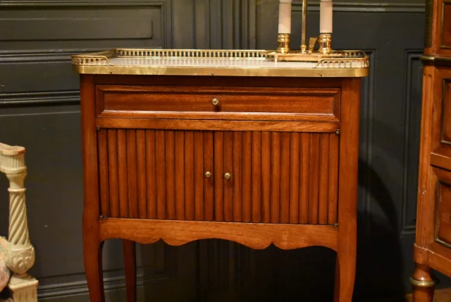 Nachttisch im Louis-XV-Stil aus Mahagoni — Sehr guter Zustand