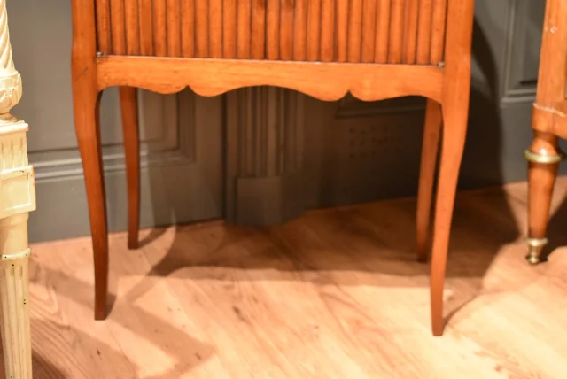 Nachttisch im Louis-XV-Stil aus Mahagoni — Sehr guter Zustand