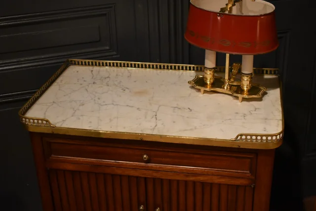 Nachttisch im Louis-XV-Stil aus Mahagoni — Sehr guter Zustand