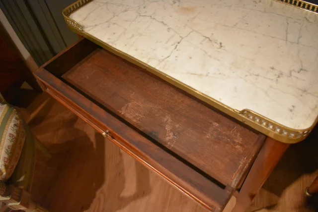 Nachttisch im Louis-XV-Stil aus Mahagoni — Sehr guter Zustand