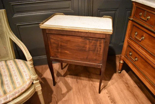 Nachttisch im Louis-XV-Stil aus Mahagoni — Sehr guter Zustand