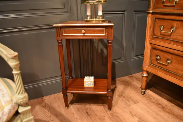 Table d'appoint de style Louis XVI — Très bon état
