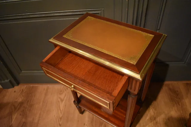 Table d'appoint de style Louis XVI — Très bon état
