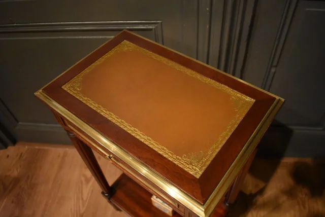 Table d'appoint de style Louis XVI — Très bon état