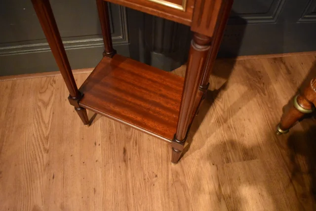Table d'appoint de style Louis XVI — Très bon état