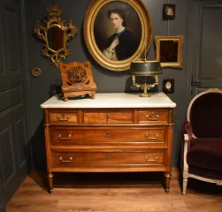 Kommode im Louis-XVI-Stil aus Nussbaum