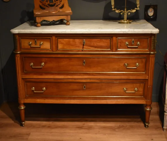 Kommode im Louis-XVI-Stil aus Nussbaum — Sehr guter Zustand