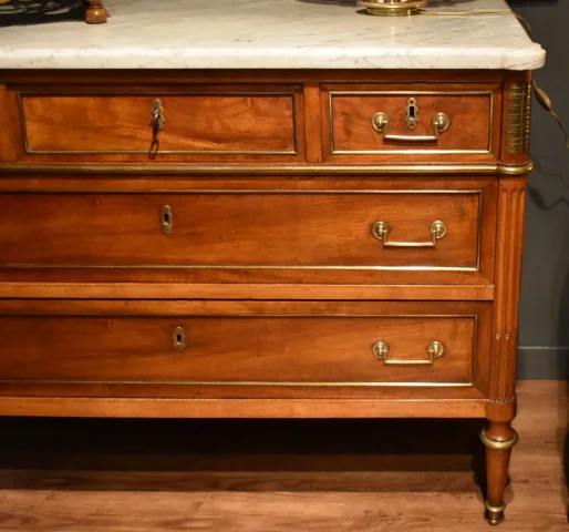 Kommode im Louis-XVI-Stil aus Nussbaum — Sehr guter Zustand