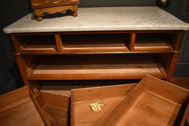Kommode im Louis-XVI-Stil aus Nussbaum — Sehr guter Zustand