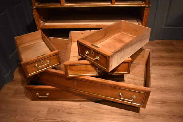 Kommode im Louis-XVI-Stil aus Nussbaum — Sehr guter Zustand