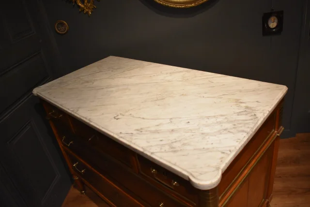 Kommode im Louis-XVI-Stil aus Nussbaum — Sehr guter Zustand
