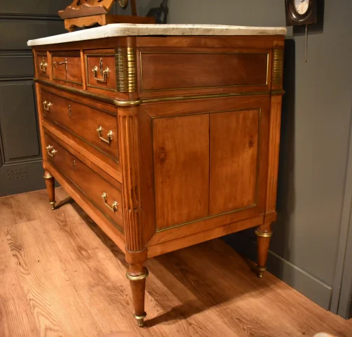 Kommode im Louis-XVI-Stil aus Nussbaum — Sehr guter Zustand