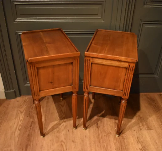 Pair of Louis XVI style bedside tables — Very good condition