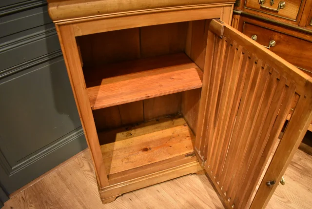 Louis-Philippe walnut small cabinet — Very good condition