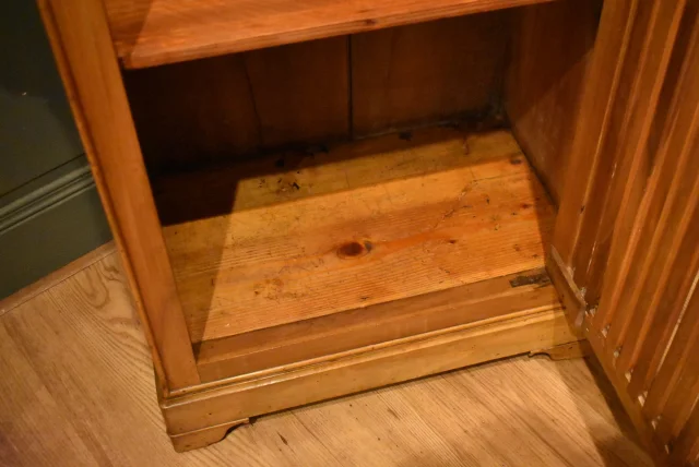 Louis-Philippe walnut small cabinet — Very good condition