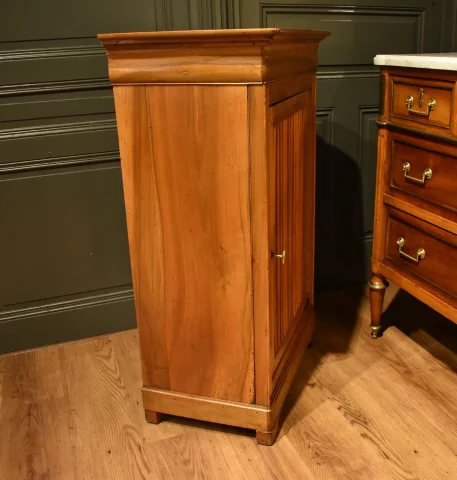Louis-Philippe walnut small cabinet — Very good condition