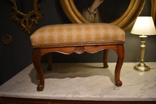 Louis-XV-Hocker aus Nussbaum, 18. Jahrhundert
