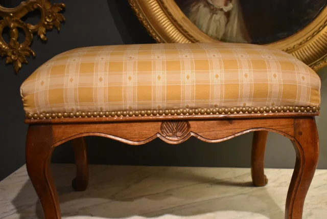 Louis XV walnut stool, 18th century — Good condition
