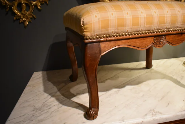 Louis XV walnut stool, 18th century — Good condition