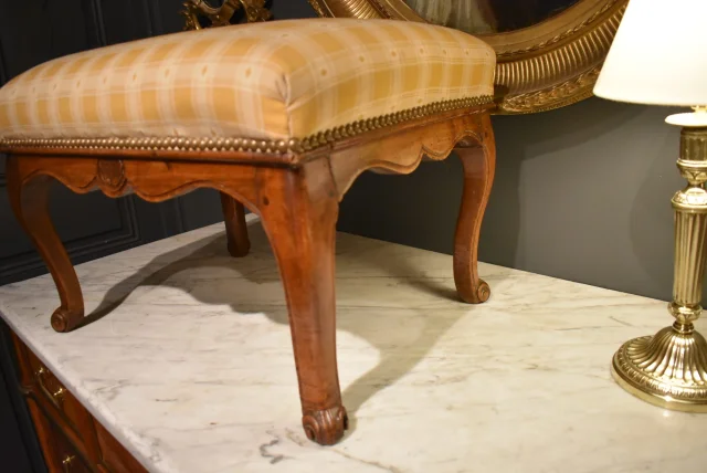 Louis XV walnut stool, 18th century — Good condition