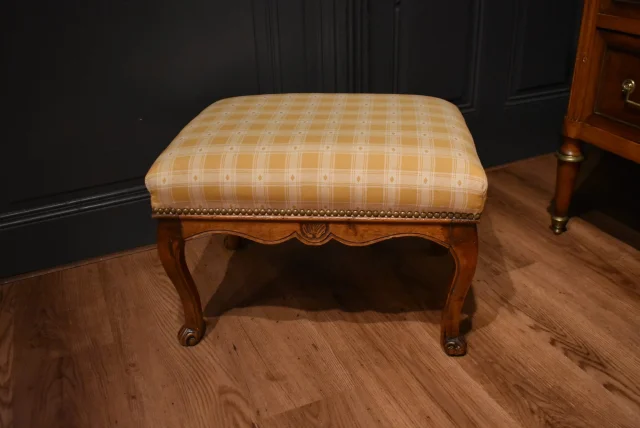Louis XV walnut stool, 18th century — Good condition