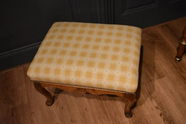 Louis XV walnut stool, 18th century — Good condition
