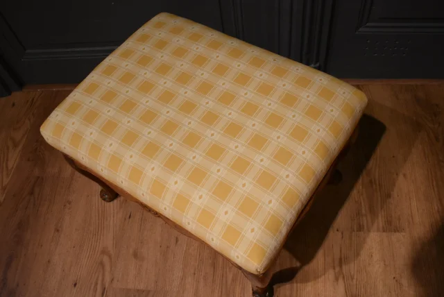 Louis XV walnut stool, 18th century — Good condition
