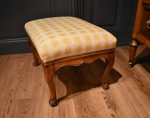 Louis XV walnut stool, 18th century — Good condition