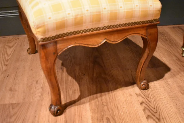 Louis XV walnut stool, 18th century — Good condition
