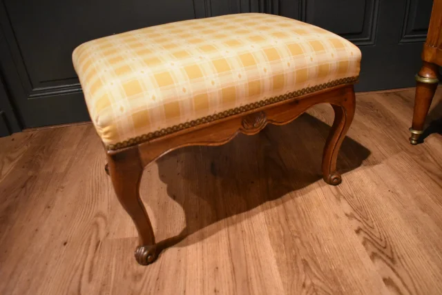 Louis XV walnut stool, 18th century — Good condition