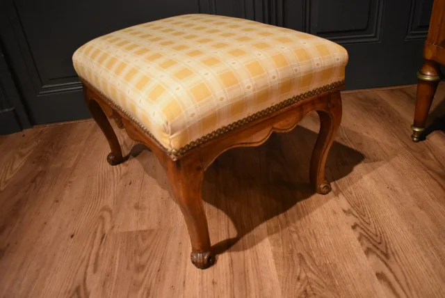 Louis XV walnut stool, 18th century — Good condition