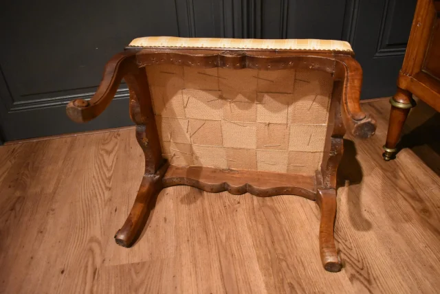 Louis XV walnut stool, 18th century — Good condition