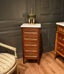 Pequeño mueble de estilo Luis XVI