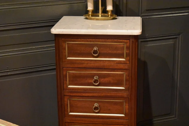 Pequeño mueble de estilo Luis XVI — Buen estado