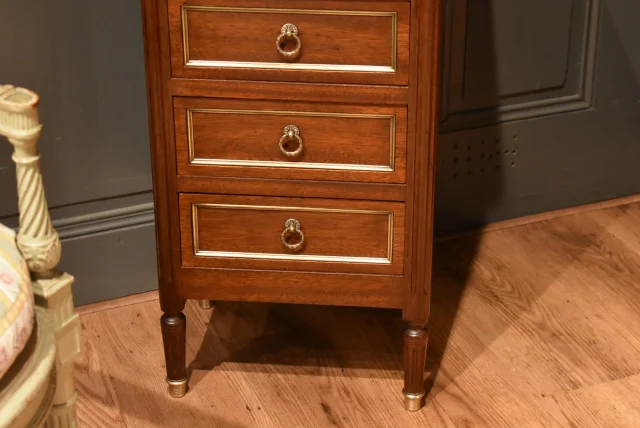 Pequeño mueble de estilo Luis XVI — Buen estado