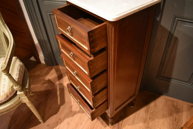 Pequeño mueble de estilo Luis XVI — Buen estado
