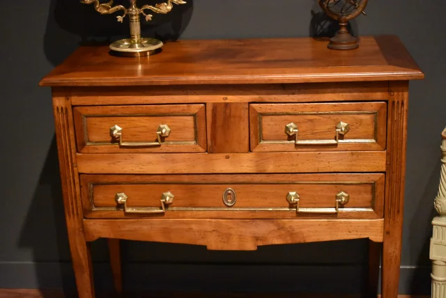 Kleine Louis-XVI-Sauteuse-Kommode — Sehr guter Zustand