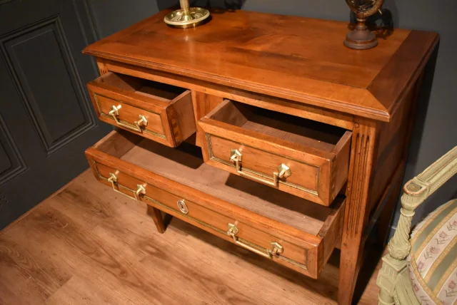 Kleine Louis-XVI-Sauteuse-Kommode — Sehr guter Zustand