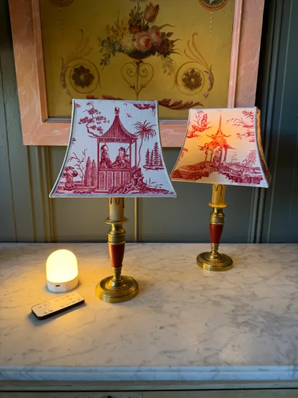 Paar draadloze tafellampen "Chinoiseries", Hoogte 35 cm — Zeer goede staat