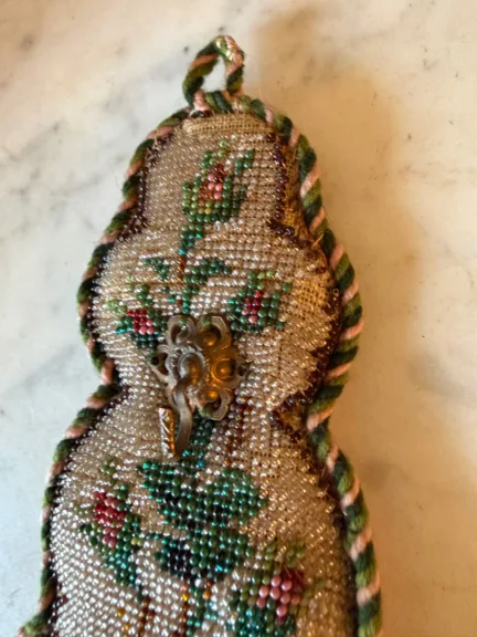 Porte-montre en sablé de perles début XIXème — Bon état