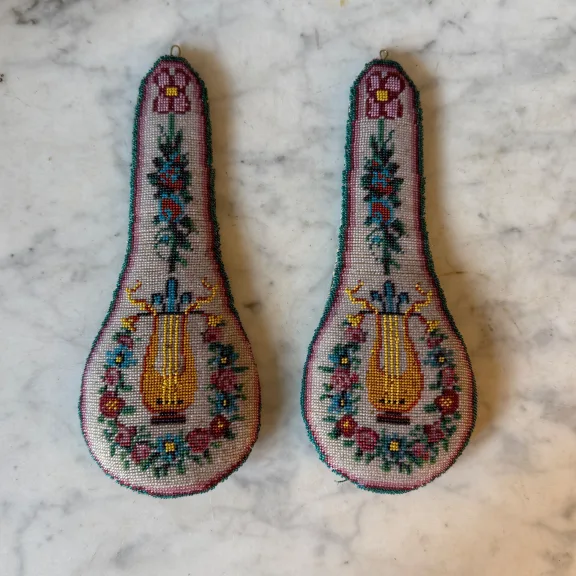 Paire de sablés de perles à décor de lyres début XIXème — Très bon état