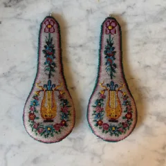 Paire de sablés de perles à décor de lyres début XIXème