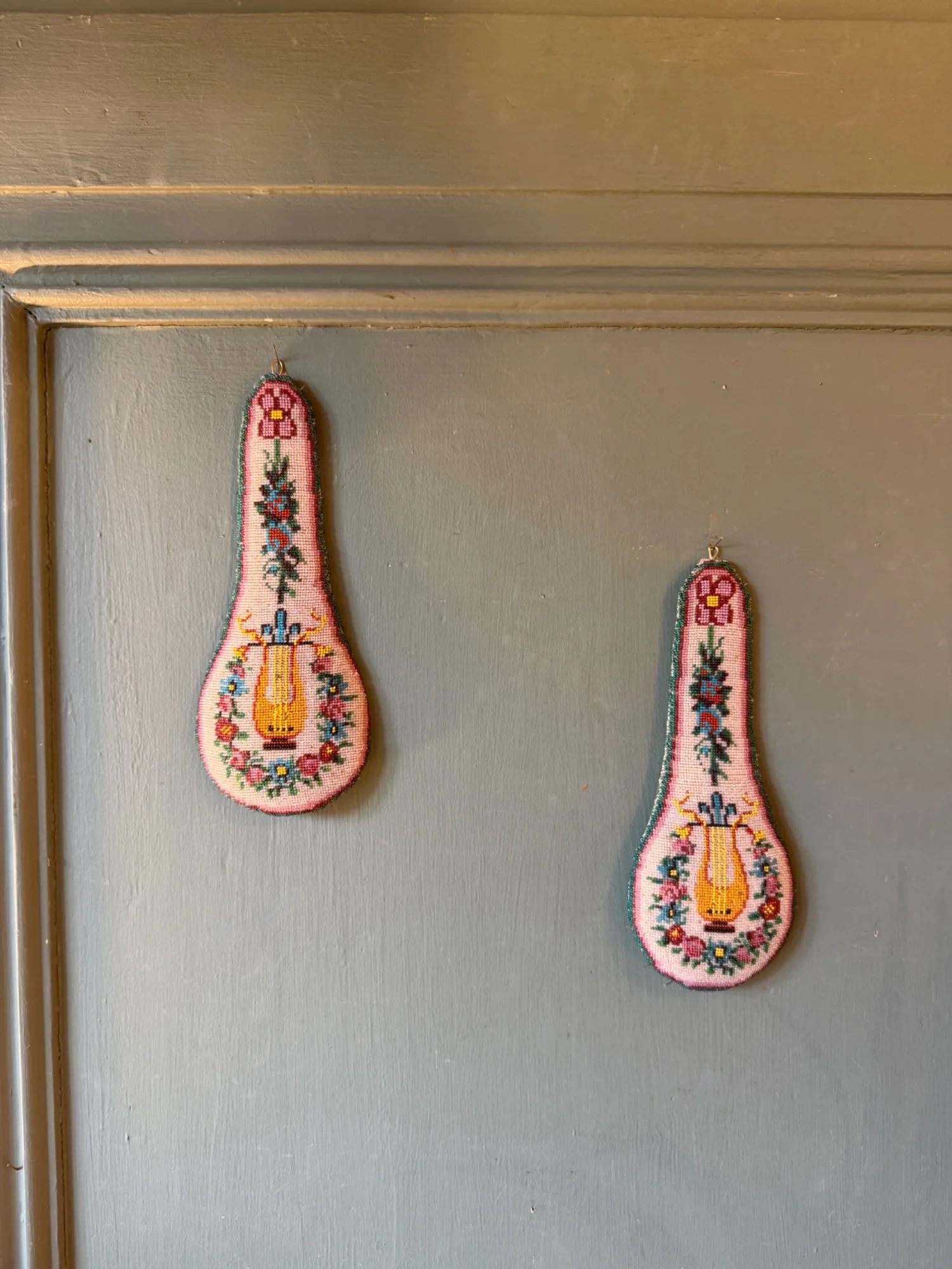Paire de sablés de perles à décor de lyres début XIXème — Très bon état